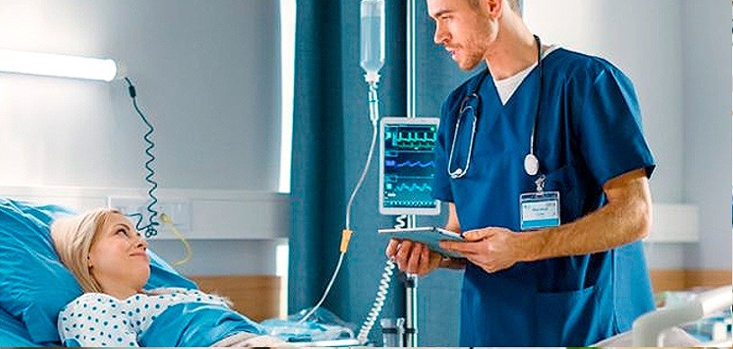 Medico tratando a paciente