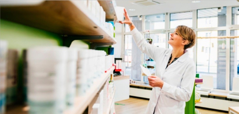 Farmaceutica ordenando productos